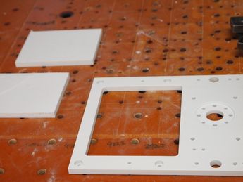 シリコン樹脂ガラス積層板加工品の写真